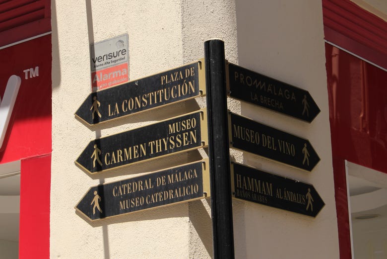 Carteles en los exteriores del Museo Carmen Thyssen Málaga