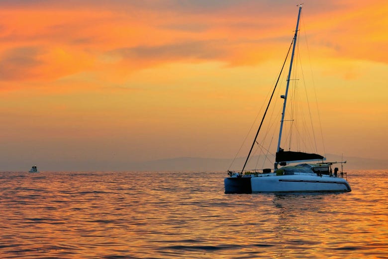 Naviguer sur la côte de Malaga au coucher de soleil