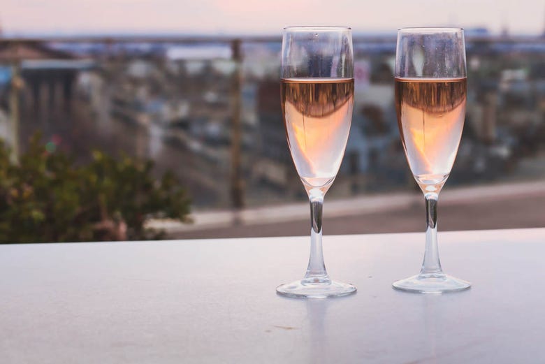 Copas de vino en una terraza de Málaga