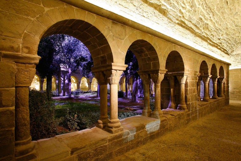 El claustro del monasterio iluminado
