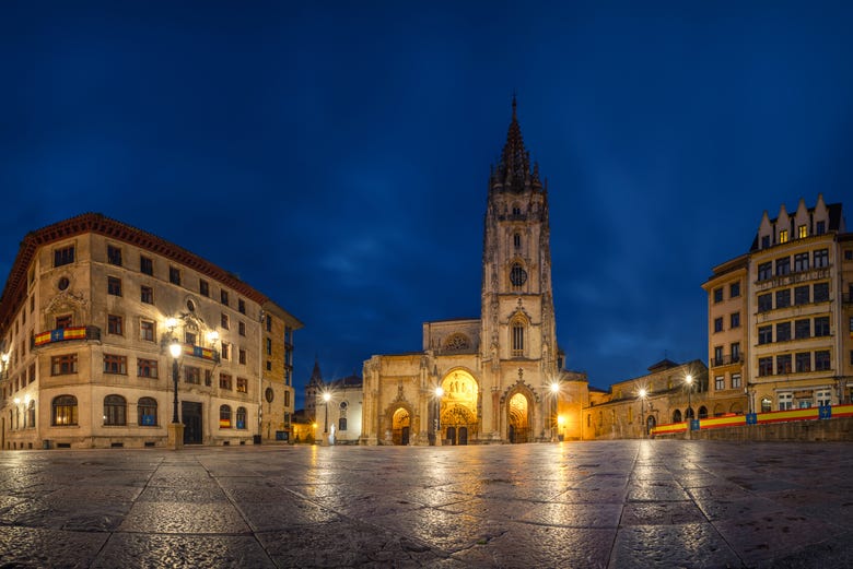 Catedral de Oviedo al caer la noche