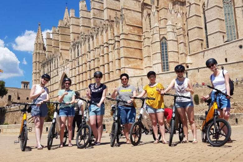 Bicicletas elétricas à frente da catedral de Palma de Mallorca