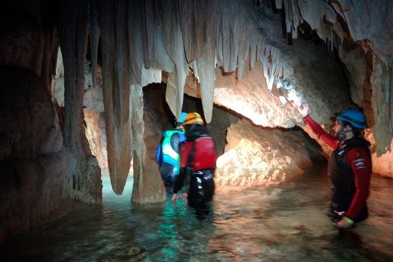 Explorando una de las cuevas