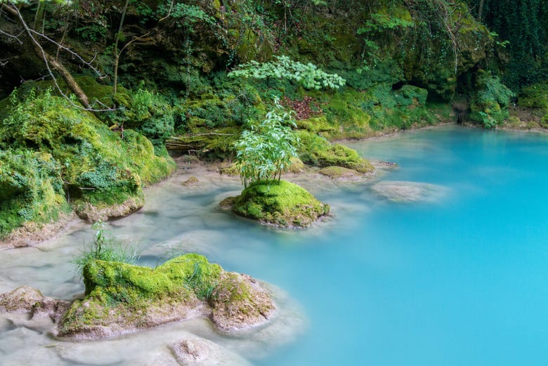 Eau turquoise de la source de la rivière Urederra