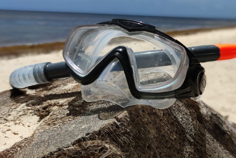 Snorkelling goggles and tube