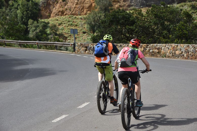 Cyclists around La Gomera