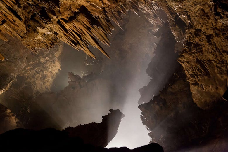 Luz do sol entrando pela Cueva de Valporquero