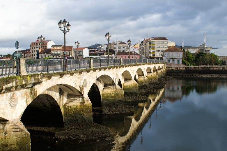Puente cruzando el río Lérez