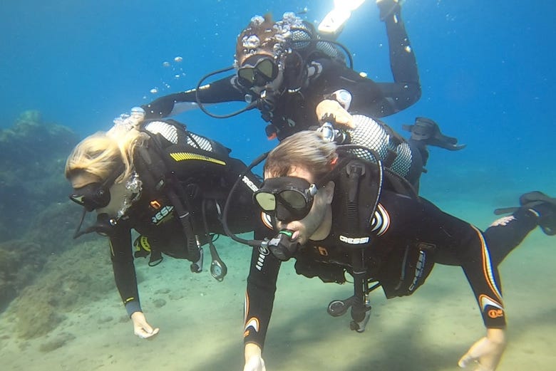 Beginners scuba diving lesson in Puerto del Carmen