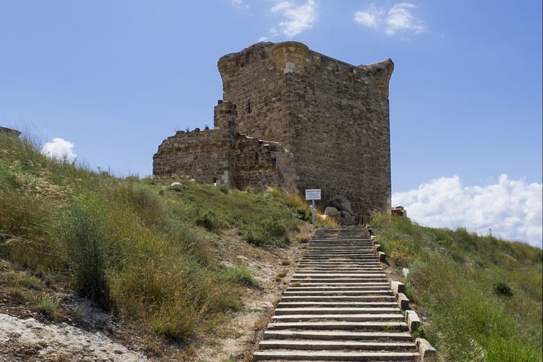 Escaleras de acceso al castillo de Quel