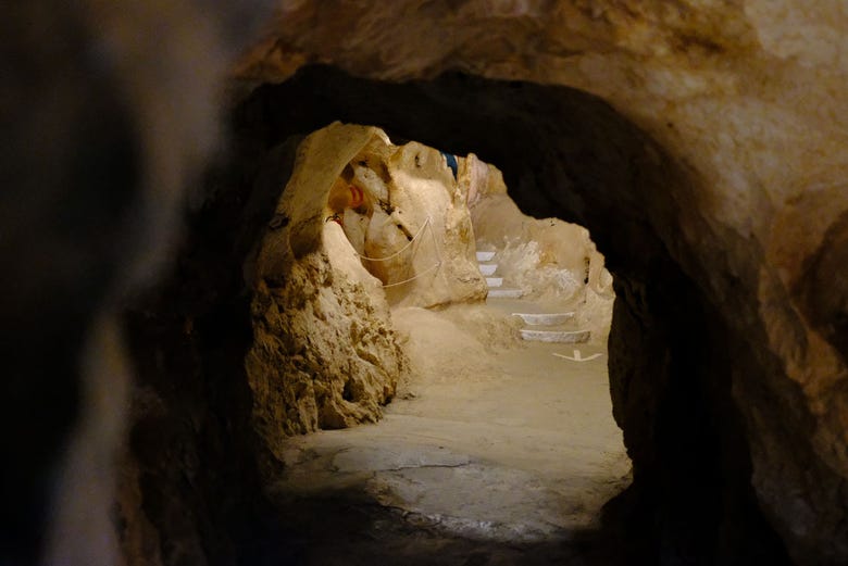 Exploring the Cueva del Tesoro