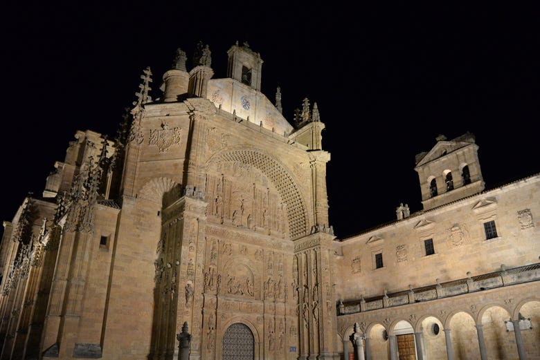Vista noturna do convento de São Estevão 