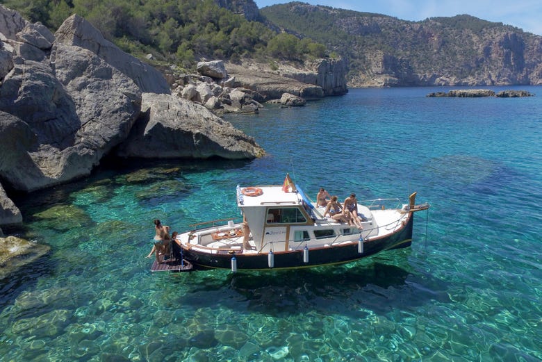 Travel on a private boat through the San Antonio bay