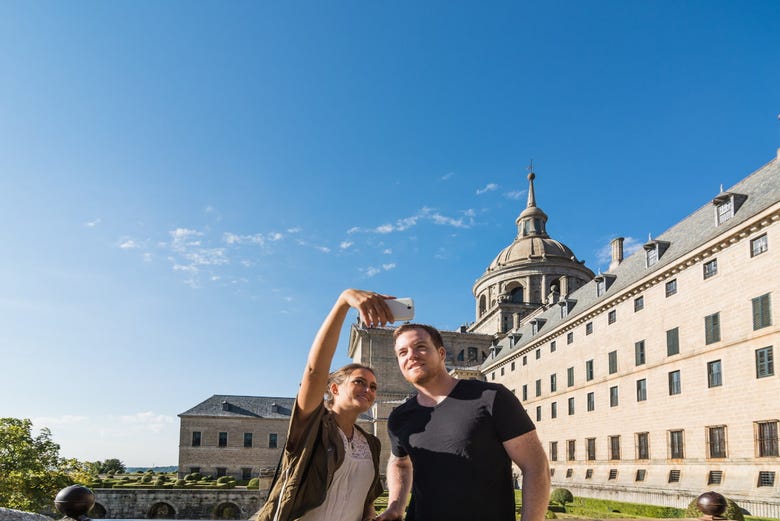Couple taking a selfie next to the Monastery of El Escorial