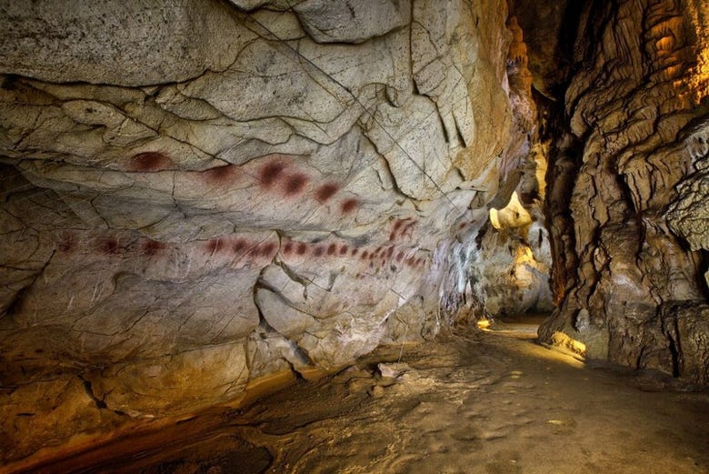 Interior da caverna de El Castillo