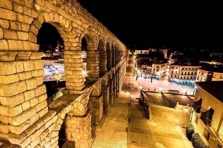 Vista nocturna del Acueducto de Segovia