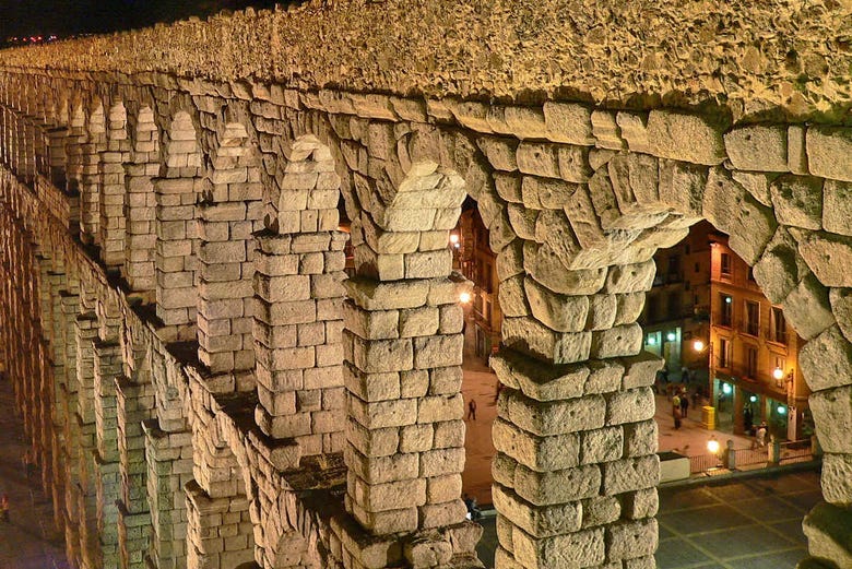 Detalhe do Aqueduto de Segóvia à noite