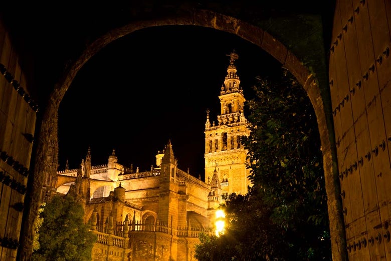 A Catedral de Sevilha iluminada