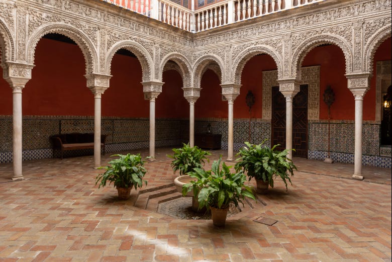 Plateresque plasterwork of the Renaissance courtyard