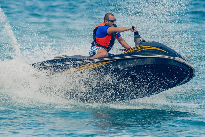 Pilotando una moto d'acqua nel Mediterraneo