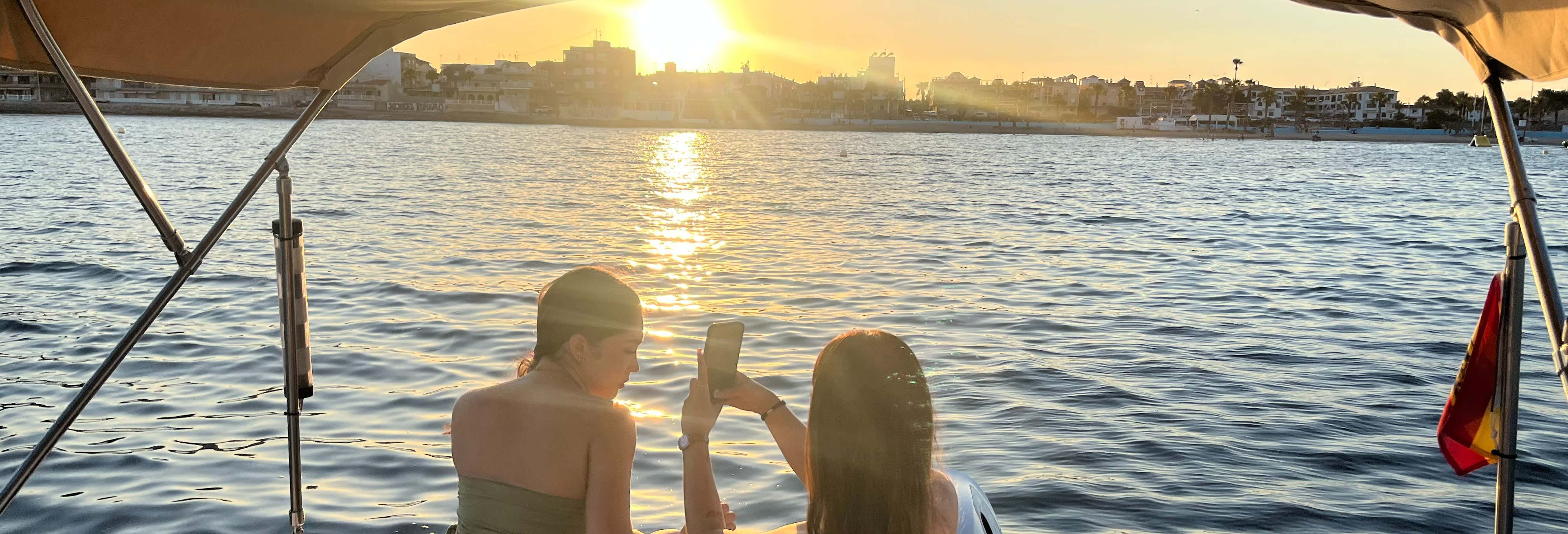 Paseo en barco al atardecer desde Torrevieja