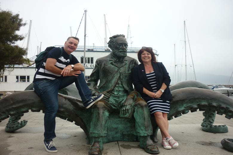 Tour privado en pareja en la escultura de Julio Verne en Vigo