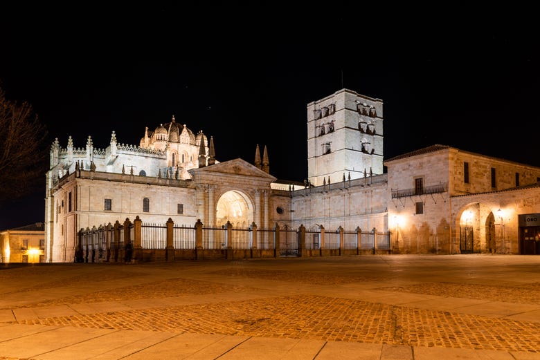 Admirando la catedral de Zamora al caer la noche
