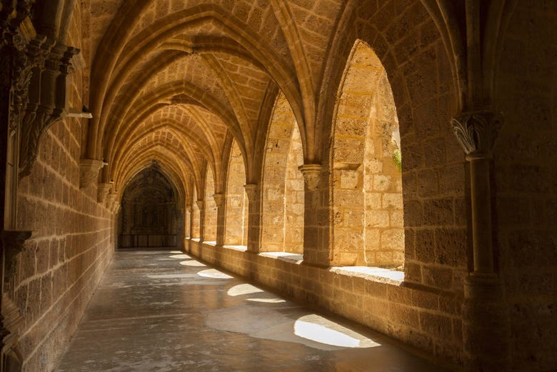 Percorrendo o interior do Mosteiro de Pedra