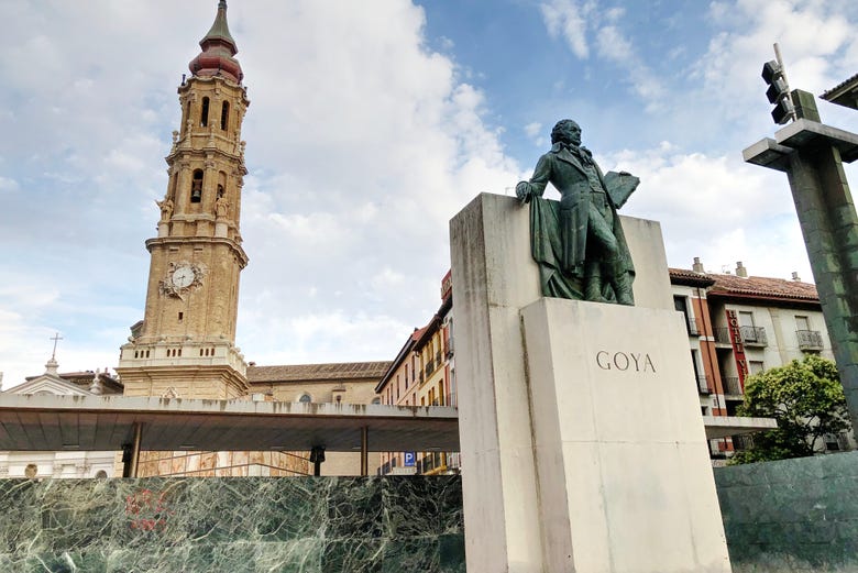Escultura de Goya frente a la Seo de Zaragoza