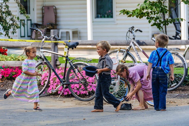 Bambini amish che giocano per strada
