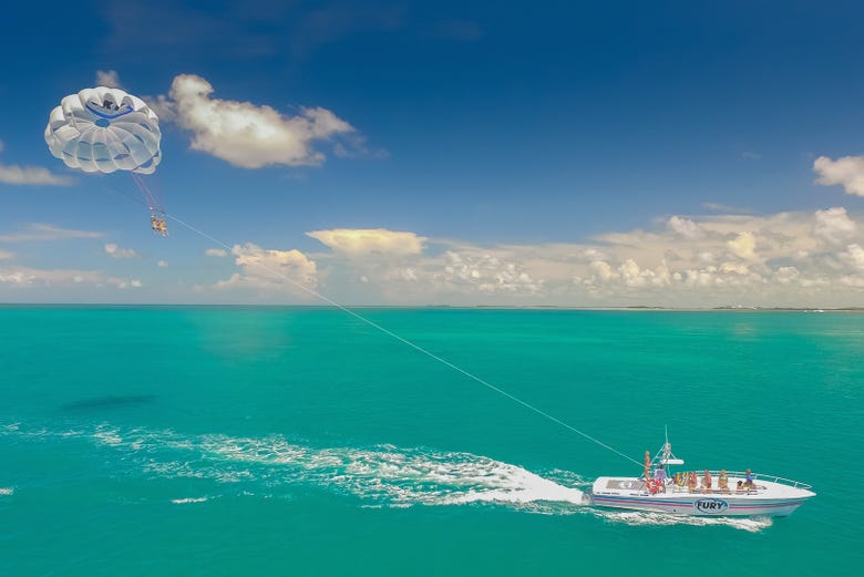Fazendo parasailing Key West