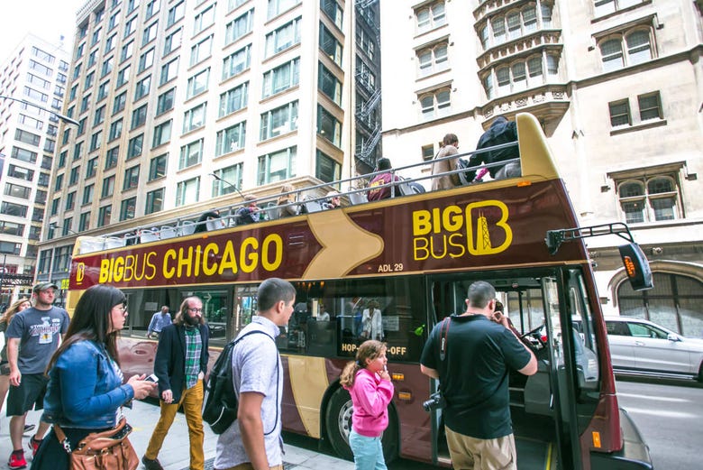 Subiendo al autobús turístico de Chicago