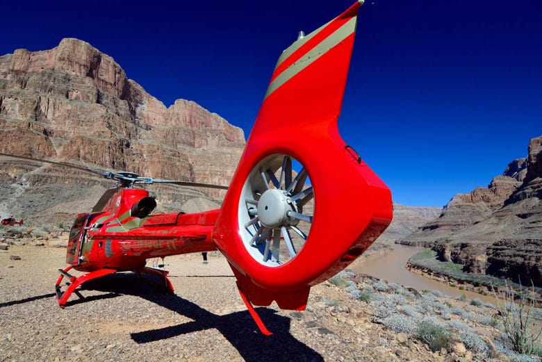 Hélicoptère dans le Grand Canyon
