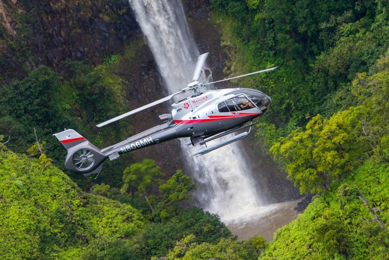 Helicóptero junto a una cascada
