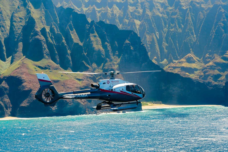 Panorámica del helicóptero sobrevolando la costa de Kauai