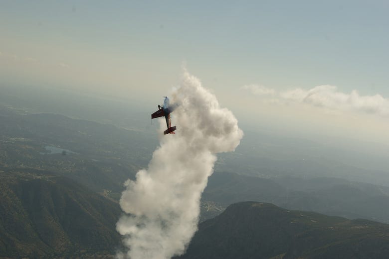 Combate aéreo en avión acrobático