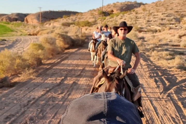 Paseando a caballo por el desierto de Las Vegas