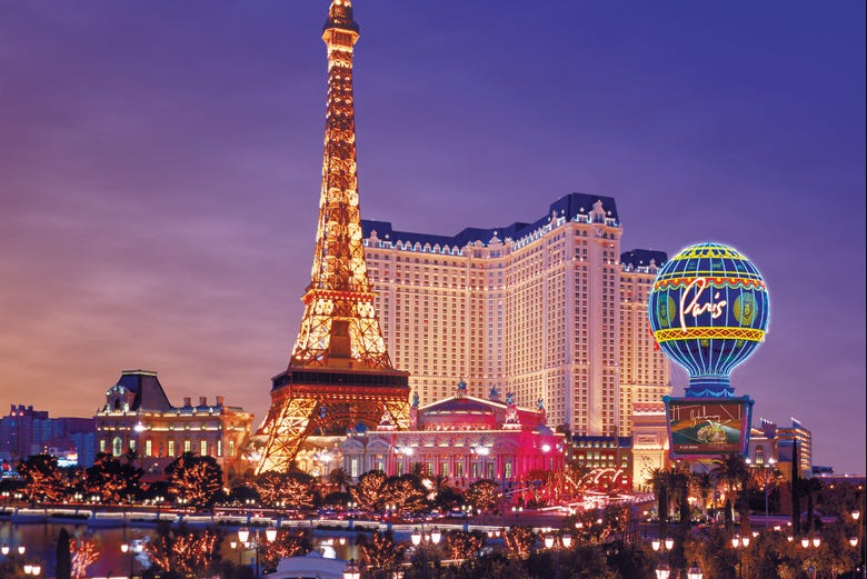 La Torre Eiffel brilla en la noche de Las Vegas
