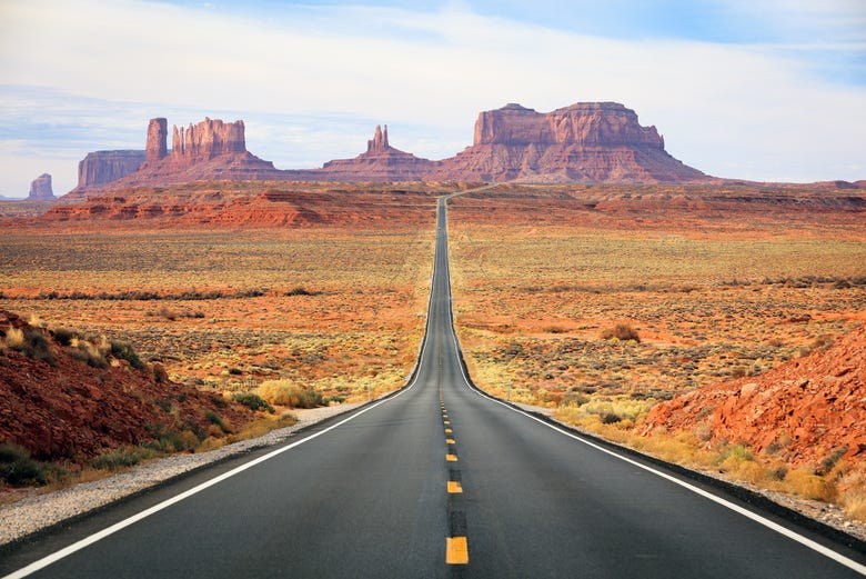 Acercándonos por carretera a Monument Valley