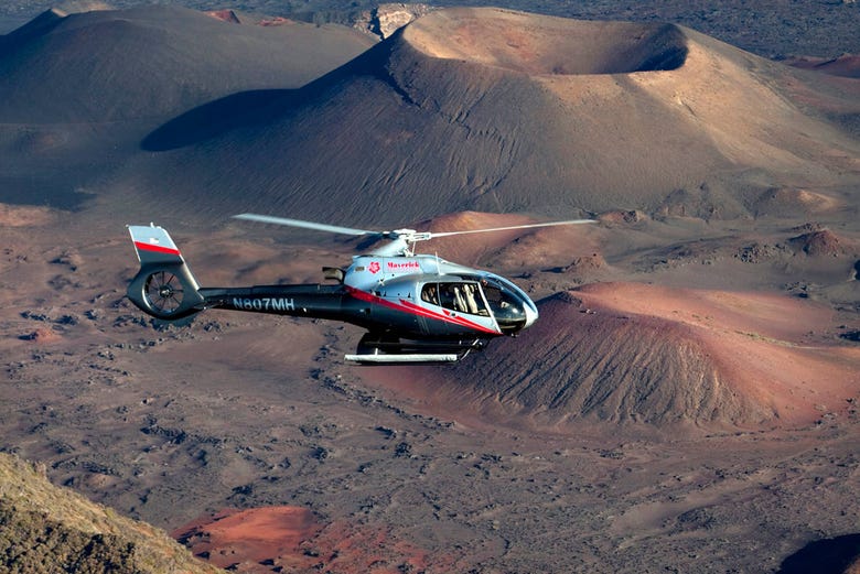 Hélicoptère survolant le Parc National Haleakala