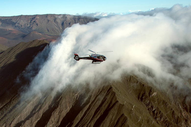 Panorámica del helicóptero sobrevolando Maui