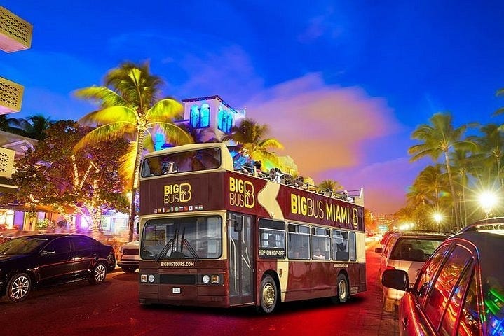 Ônibus turístico panorâmico de Miami ao anoitecer