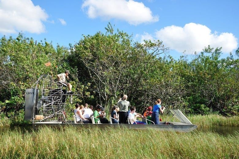 Aerodeslizador cruzando os Everglades