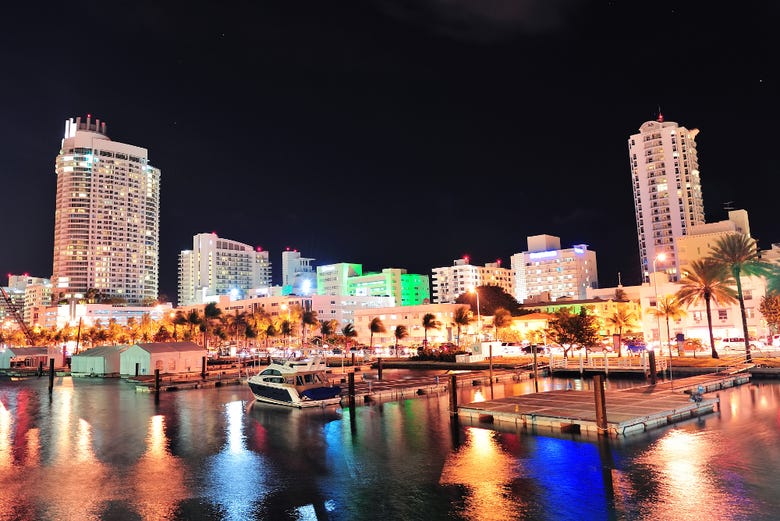 O skyline de Miami à noite