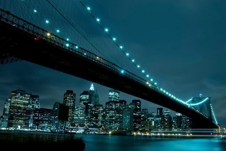 Puente de Brooklyn iluminado en Navidad