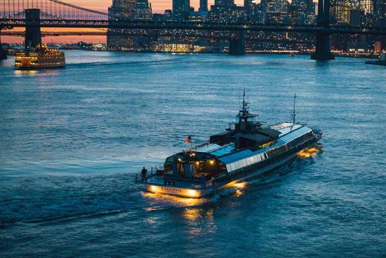 Crucero nocturno en aguas de Manhattan