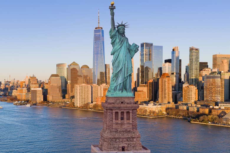 Estatua de La Libertad con Manhattan de fondo