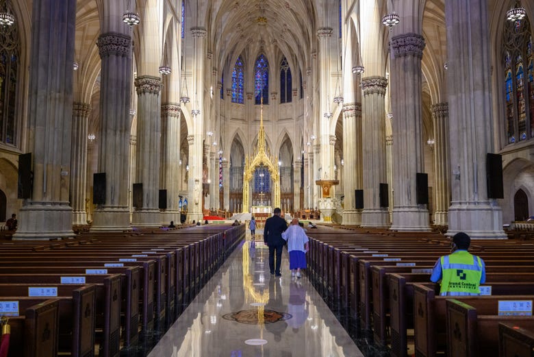 Visitando o interior da catedral de Nova York