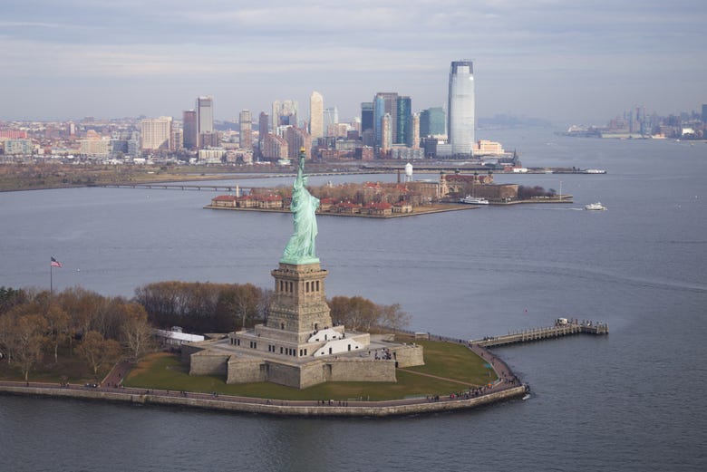 Liberty Island y Ellis Island, con Manhattan de fondo