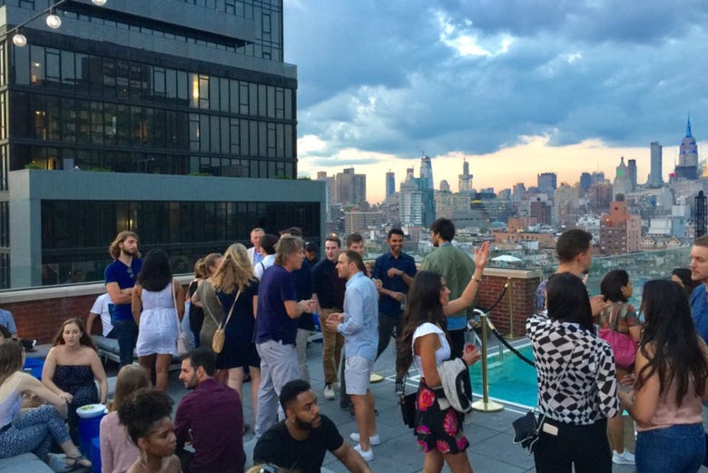 Disfrutando de las vistas de Nueva York desde una terraza